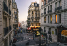 Ruas de Paris com Alojamento e Hotéis