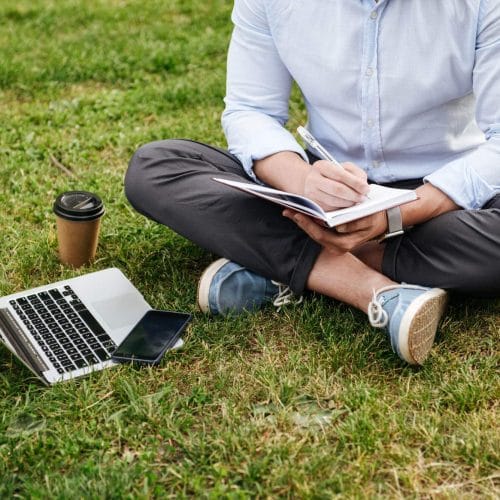 Trabalhar online como freelancer em Portugal - pessoa a trabalhar no computador num jardim