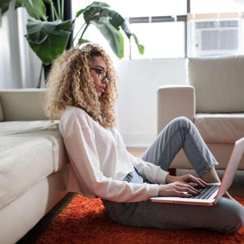 Oferecer o teu tempo e trabalhar de graça - Pessoa a trabalhar ao computador