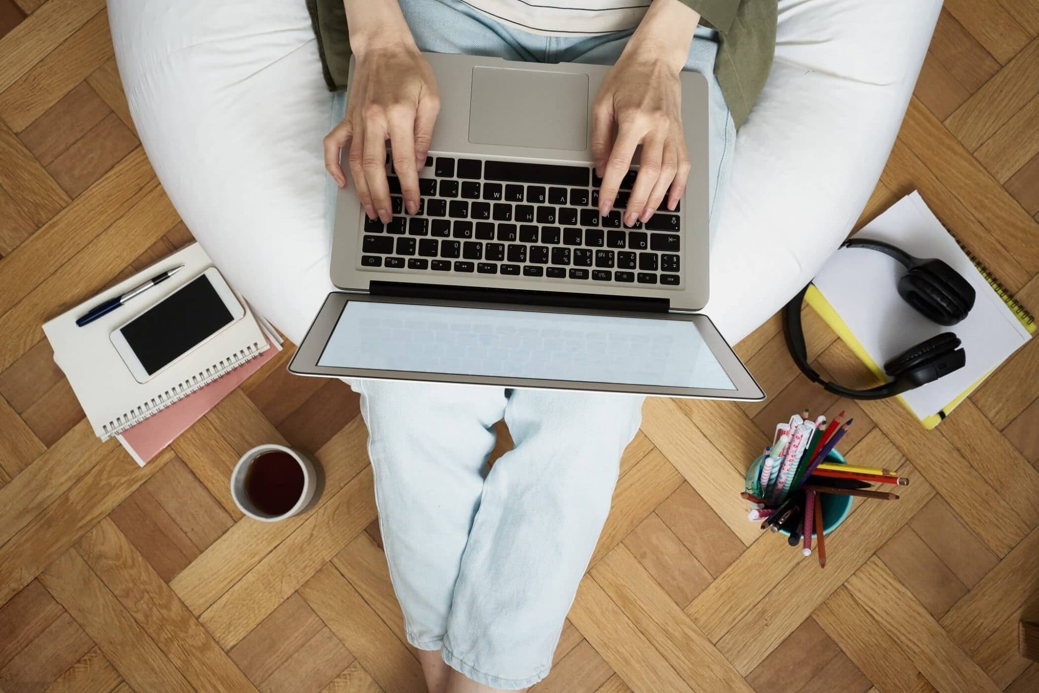 Pessoa a trabalhar ao computador e a partir de casa criando produtos digitais